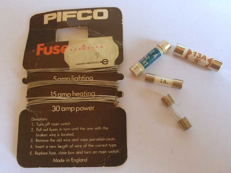 File:Fuses and fuse wire.jpg